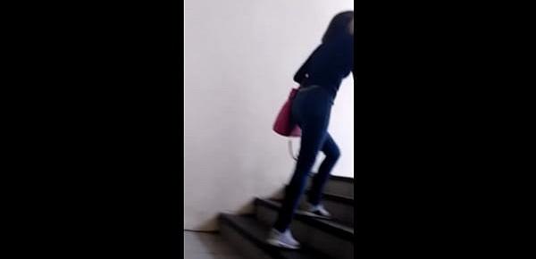  culo imperdible riquisimo de universitaria subiendo escaleras en leggins